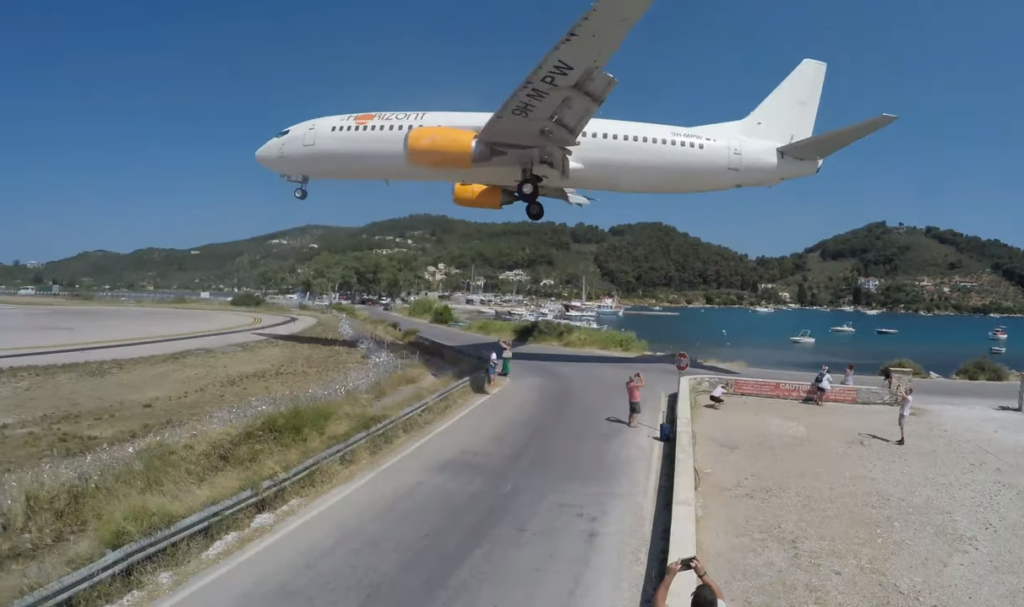 Σκιάθος: Αεροπλάνα περνούν «ξυστά» πάνω από τουρίστες που θέλουν μια selfie