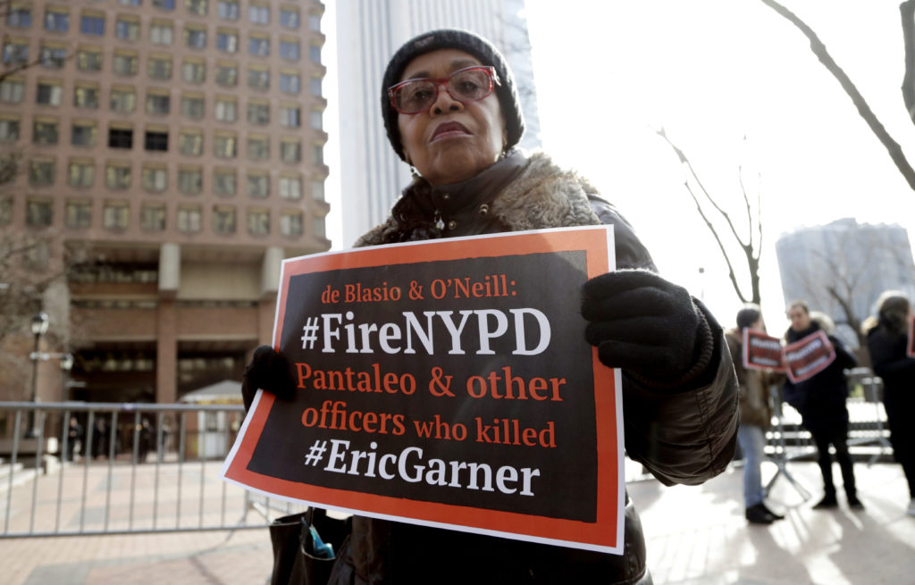 ΗΠΑ: Δεν θα ασκηθούν διώξεις σε βάρος αστυνομικού που κατηγορείται ότι σκότωσε έναν μαύρο άνδρα στη Νέα Υόρκη (Video)