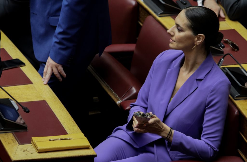 Σήμερα στη Βουλή: Η γραβάτα του Μπογδάνου, ο ασπασμός Ντόρας-Λιάνας και άλλα στιγμιότυπα (Photos)
