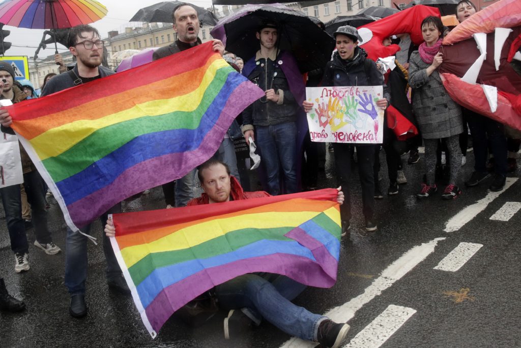 Ρωσία: Δημόσιοι υπάλληλοι κατηγορούνται για «αμέλεια», αφού επέτρεψαν σε ένα ζευγάρι ομοφυλόφιλων να υιοθετήσει