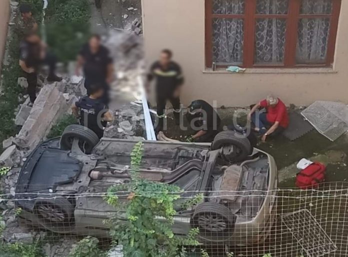 Αλεξανδρούπολη: Αυτοκίνητο «προσγειώθηκε» σε εσωτερική αυλή