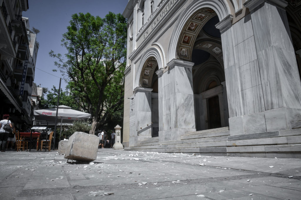 Μικρές ζημιές και βλάβες στην Αθήνα και Πειραιά από το σεισμό (Photos & Video)