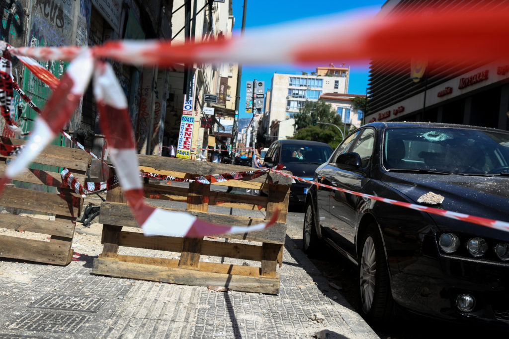 Tριάντα κλιμάκια μηχανικών του δήμου Αθηναίων καταγράφουν ζημιές από τα 5,1 Ρίχτερ (Photos)