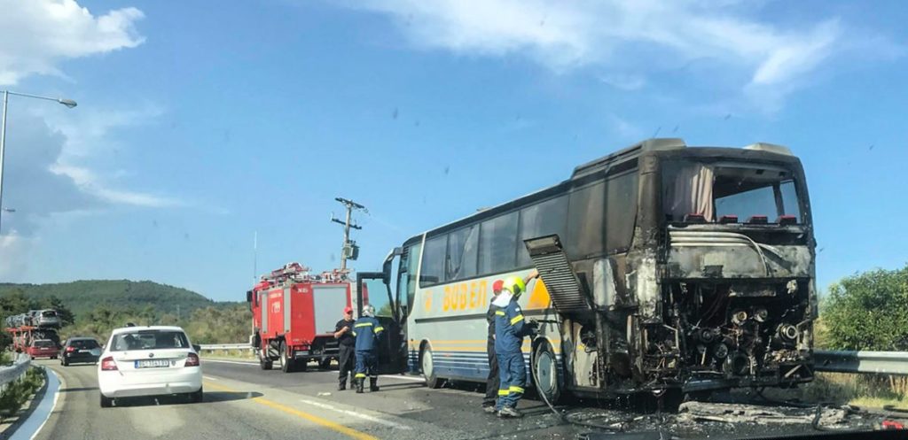 Καβάλα: Τουριστικό λεωφορείο τυλίχτηκε στις φλόγες – Σώθηκαν οι επιβάτες