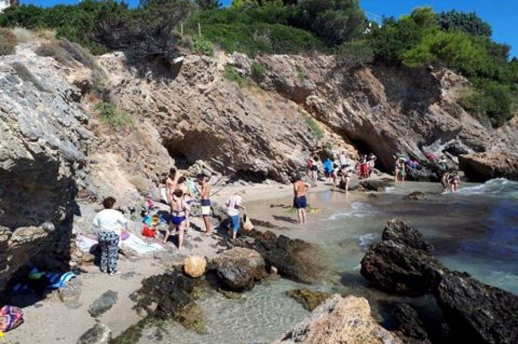 Αναστάτωση σε δημοφιλή παραλία του Πόρτο Ράφτη από μερική αποκόλληση βράχων λόγω του σεισμού