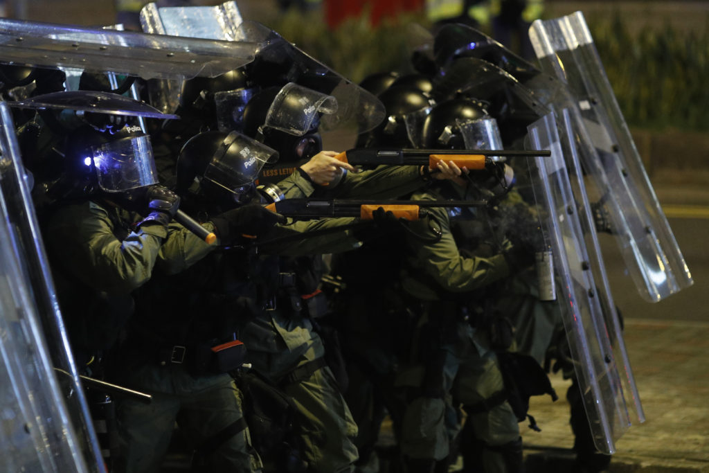 Χάος στο Χονγκ Κονγκ: Επιθέσεις κατά διαδηλωτών από αστυνομικούς και κουκουλοφόρους! (Photos+Videos)
