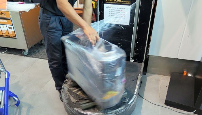 Παγκόσμια… πατέντα στα αεροδρόμια του Πακιστάν: Θα τυλίγουν με πλαστικό όλες τις αποσκευές! (Photos)