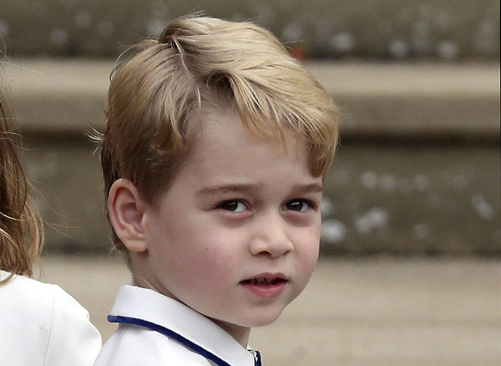 Βρετανία: Ο πρίγκιπας Τζορτζ έχει γενέθλια και φωτογραφίζεται με τη φανέλα της Αγγλίας (Photos)
