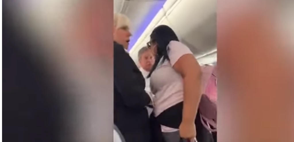 Καβγάς σε αεροπλάνο: Του πέταξε το laptop στο κεφάλι επειδή… κοίταξε άλλη γυναίκα (Video)