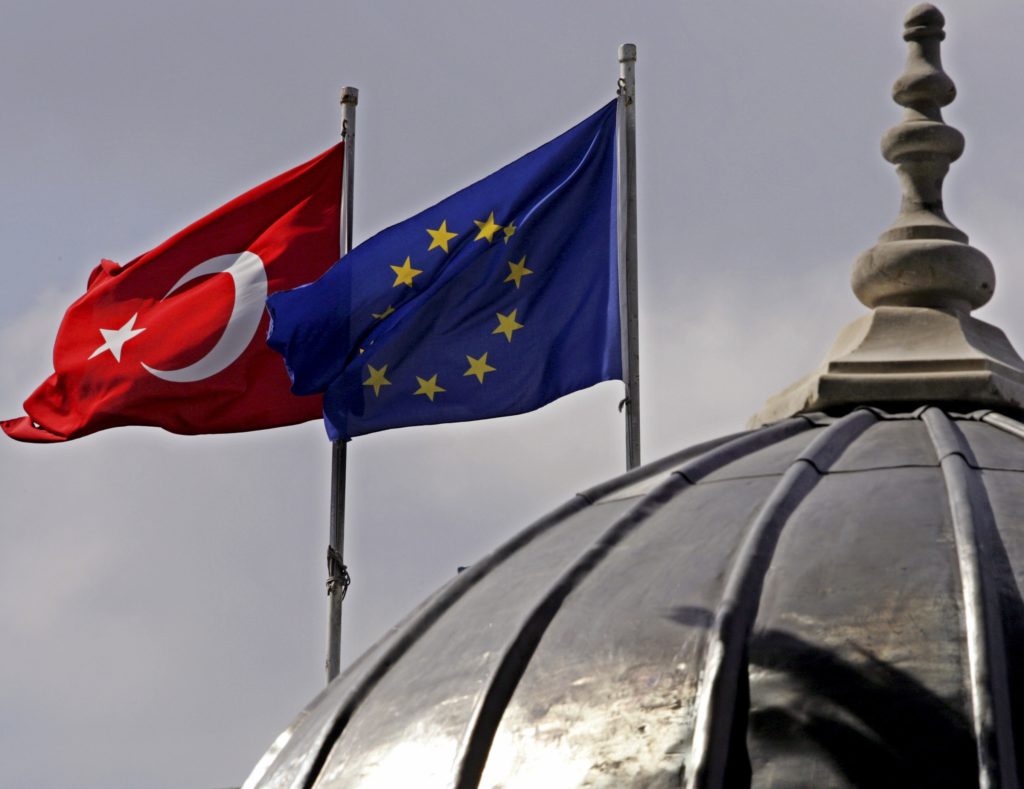 Νέο «χαστούκι» της ΕΕ προς την Τουρκία: «Παγώνει» τα δάνεια η ΕΤΕπ για το 2019
