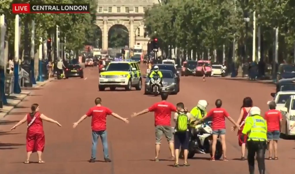 Βρετανία: Διαδηλωτές προσπάθησαν να εμποδίσουν τον Μπόρις Τζόνσον να φτάσει στα Ανάκτορα (Video)