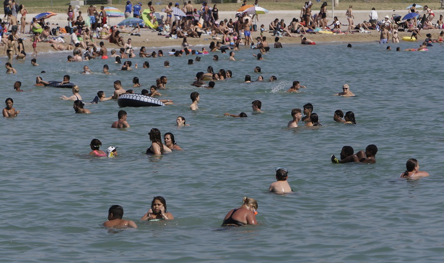 Έρευνα: Διστακτικές οι Γαλλίδες στο να βγαίνουν τόπλες στην παραλία