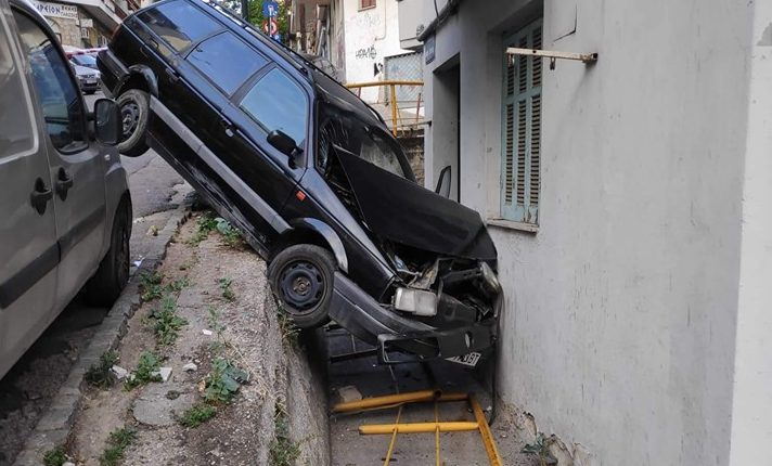 Θεσσαλονίκη: Αυτοκίνητο «καρφώθηκε» σε τοίχο σπιτιού μετά από «τρελή» πορεία (Photos)