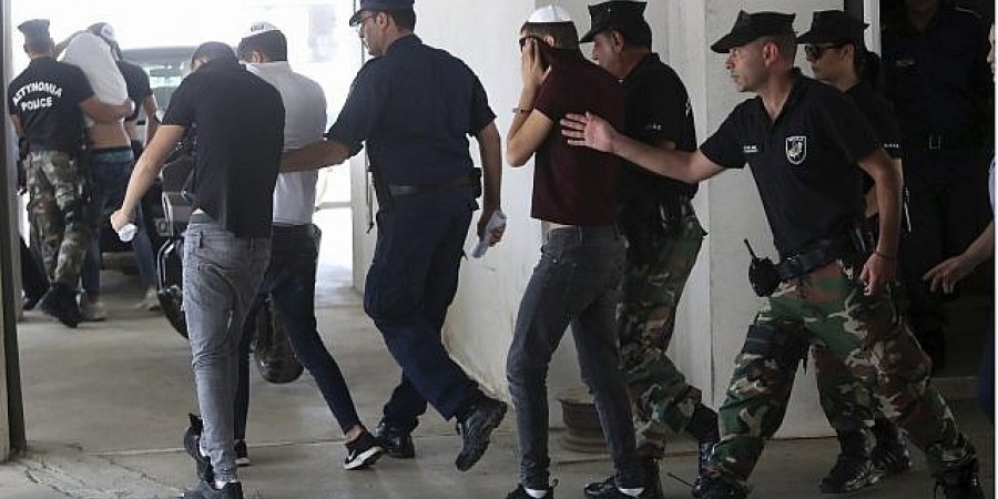 Ανατροπή στην Κύπρο: Ελεύθεροι οι 7 για «ομαδικό βιασμό», χειροπέδες στη 19χρονη Βρετανή