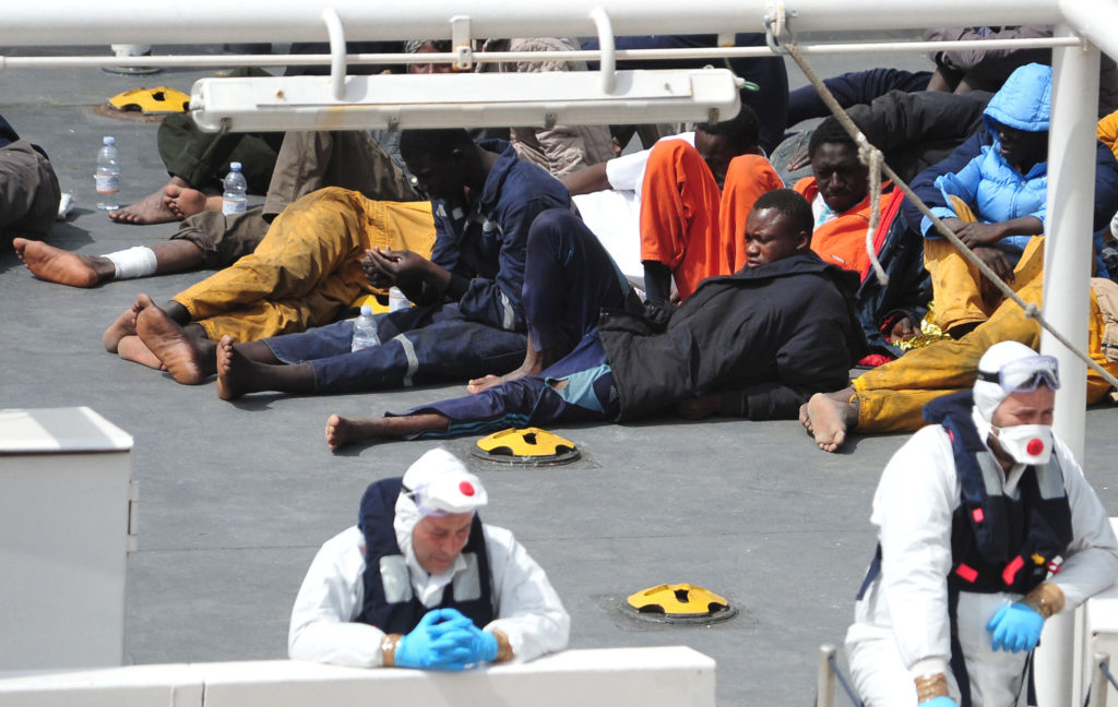 Πάνω από 130 μετανάστες αποκλεισμένοι σε σκάφος της ιταλικής ακτοφυλακής – Νέοι εκβιασμοί Σαλβίνι