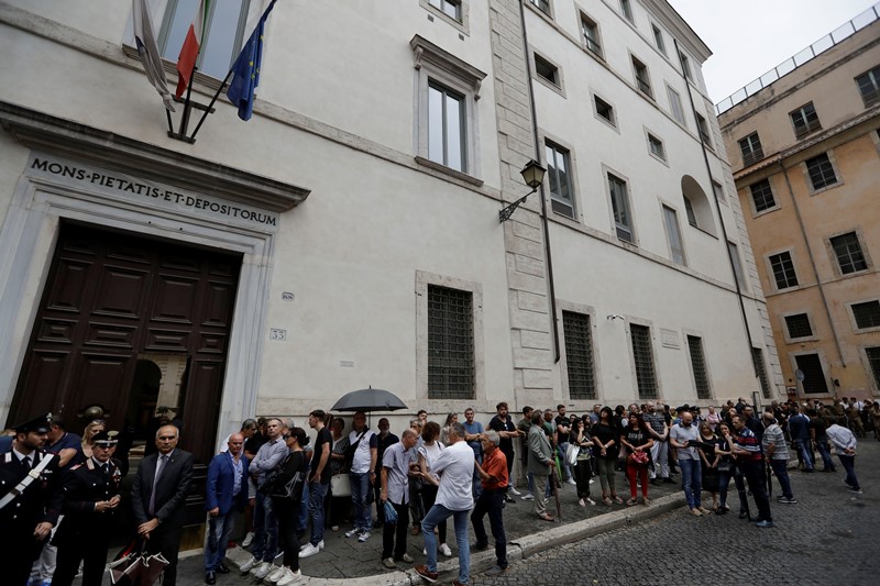 Χιλιάδες κάτοικοι της Ρώμης απέτισαν φόρο τιμής στον χωροφύλακα που σκότωσαν δύο νεαροί Αμερικανοί