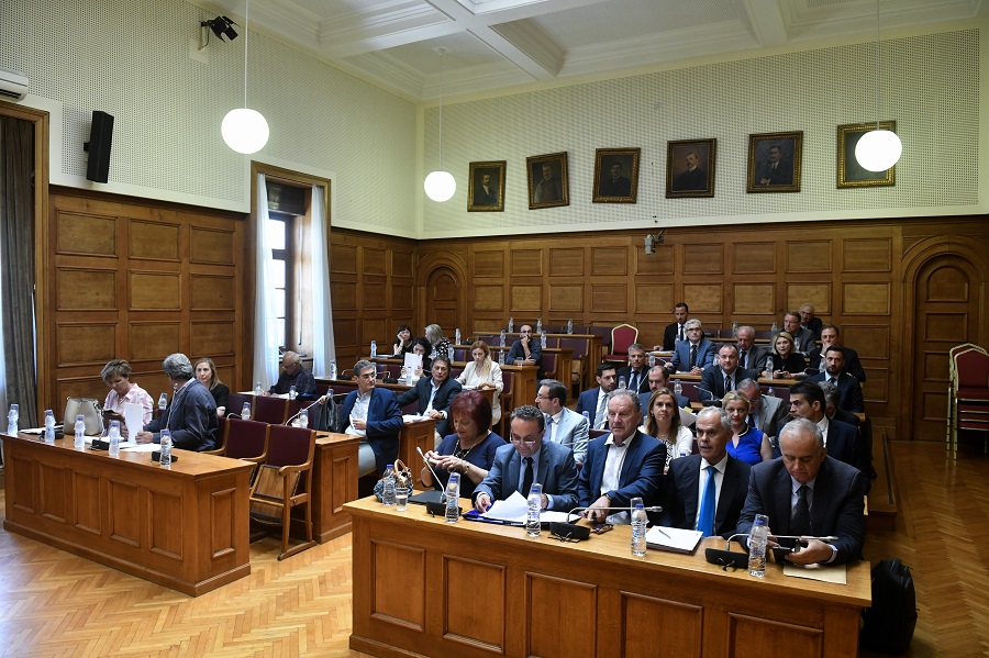 Βουλή: Εν μέσω σφοδρών αντιδράσεων η συζήτηση για το «Επιτελικό Κράτος»