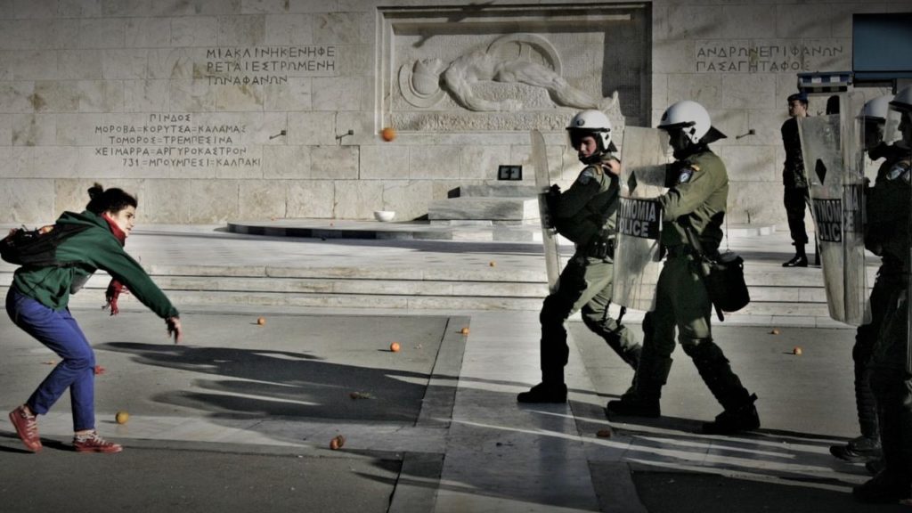 Δολοφόνοι με στολή, τυφλοί δικαστές, νεκροί 15χρονοι και… ο Μάνος