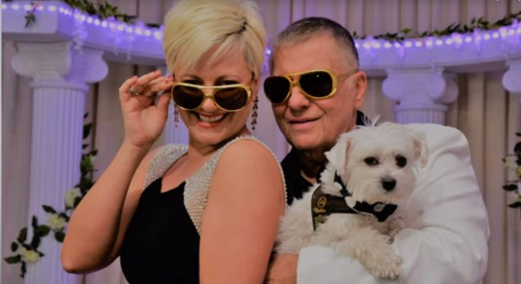 Τράγκας: Viva las Vegas – Ανανέωσε το γάμο του, αγκαλιά με τον σκύλο και  με «παπά» τον …Elvis (Video)