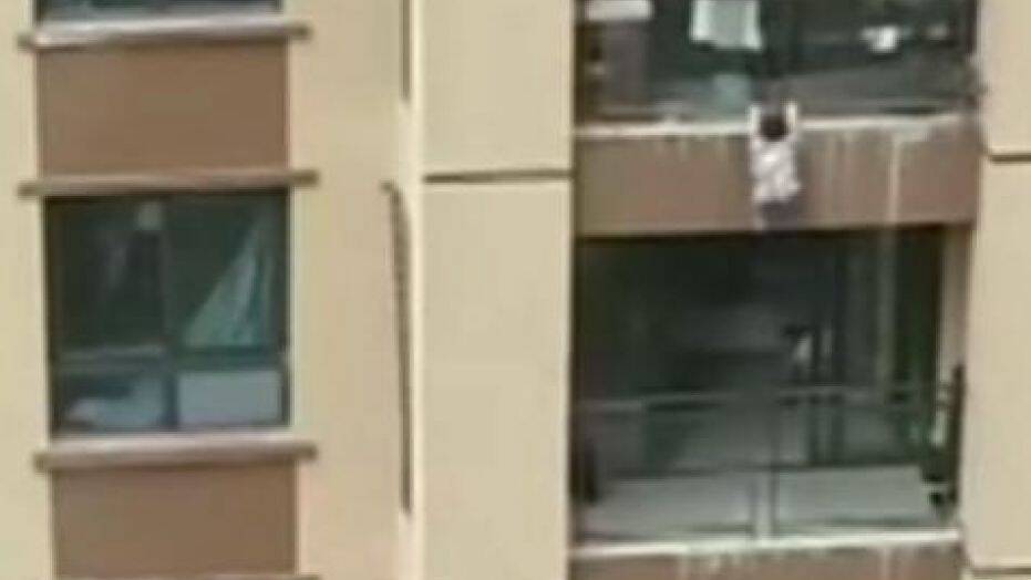 Κίνα: Αγοράκι έπεσε από τον πέμπτο όροφο – Το έσωσαν γείτονες με μία κουβέρτα (Video)