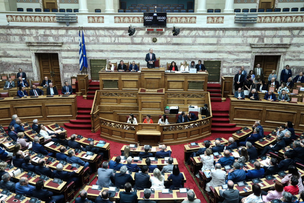 Βουλή: Υπερψηφίστηκε η άρση των capital controls