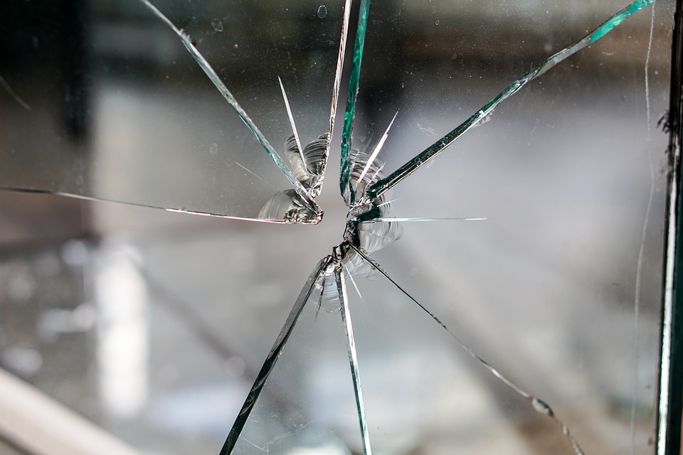 Χανιά: Παρ’ όλιγο τραγωδία – Αδέσποτη σφαίρα τραυμάτισε συνεπιβάτη αυτοκινήτου