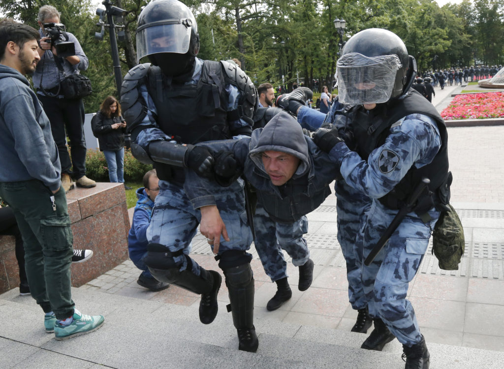 Mια ακόμα διαδήλωση συνελήφθη σχεδόν… ολόκληρη στη Μόσχα (Photos)