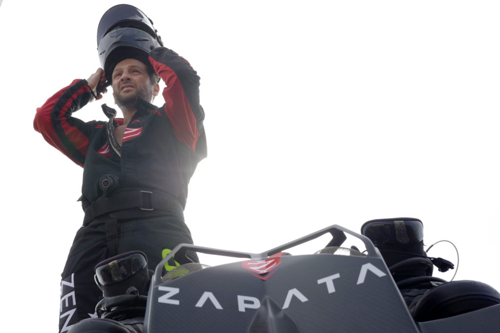 Ο «ιπτάμενος» Γάλλος Φράνκι Ζαπάτα κατάφερε να διασχίσει τη Μάγχη με flyboard (Photos & Video)
