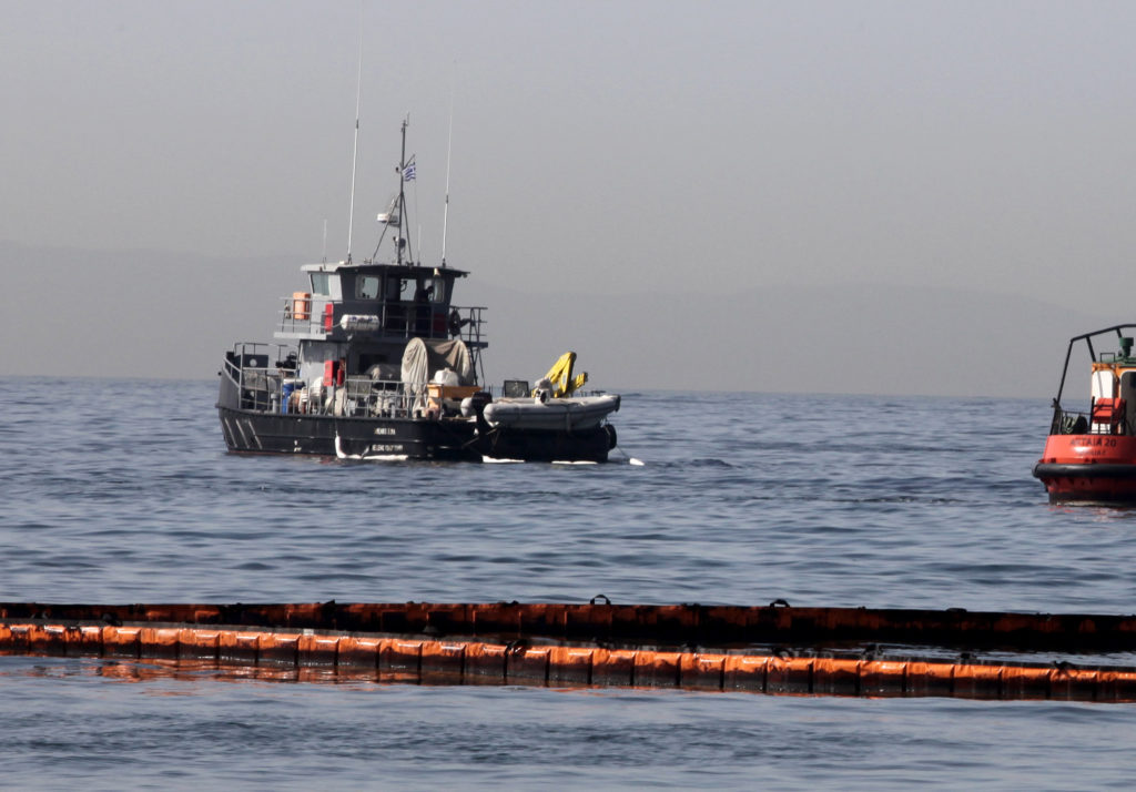 Διαρροή πετρελαιοειδών σε ακινητοποιημένα πλοίο στη Θήρα