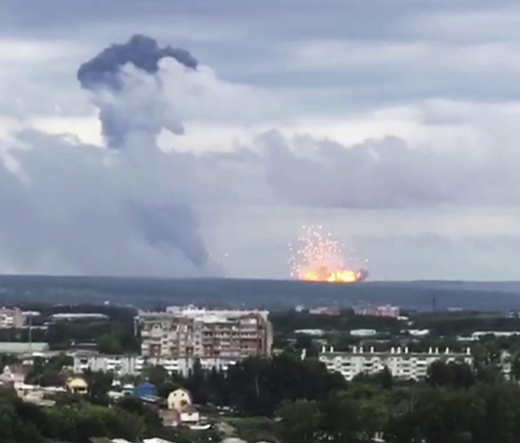 Ρωσία: Η πυρκαγιά σε αποθήκες πυρομαχικών στην Σιβηρία κατασβέστηκε – Ένας νεκρός και 8 τραυματίες