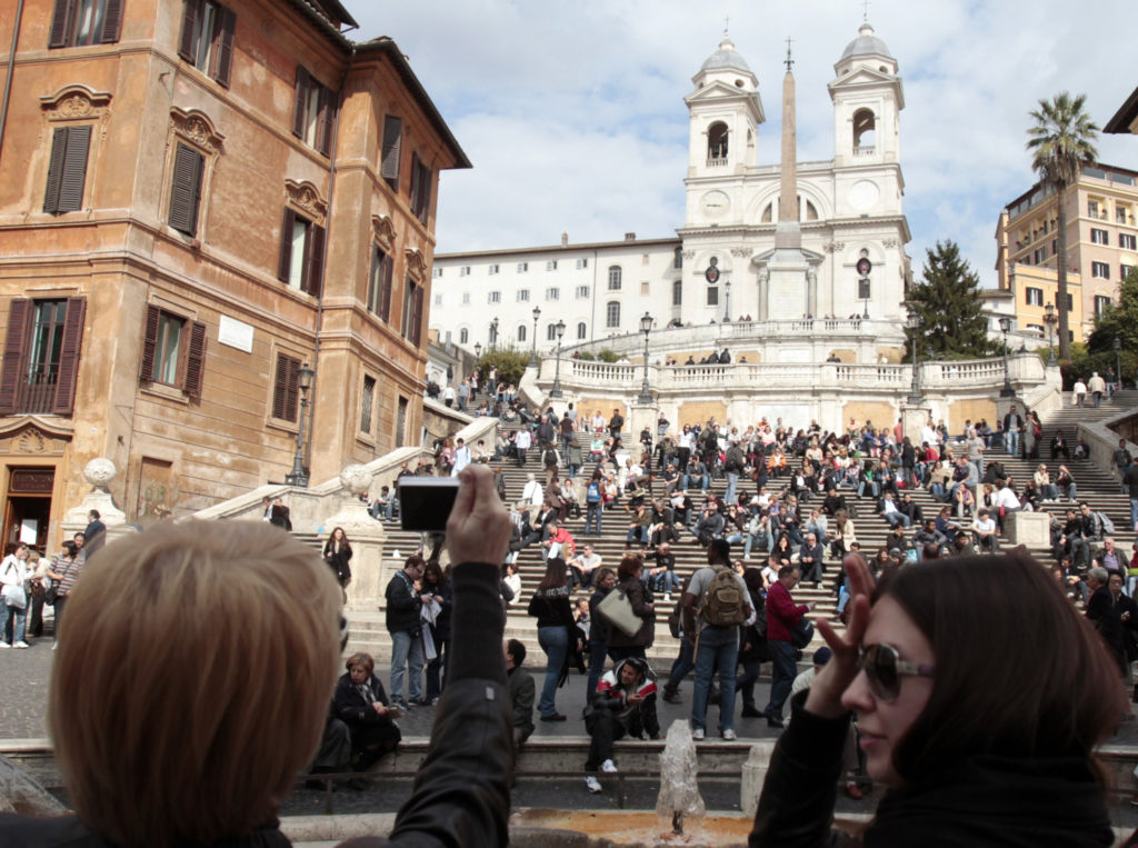 Η Ρώμη απαγορεύει στους τουρίστες να κάθονται στα διάσημα σκαλοπάτια της Τρινιτά ντέι Μόντι