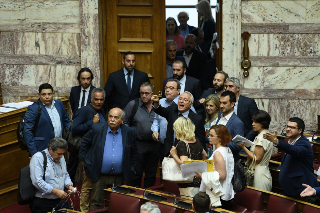 «Ροντέο» στη Βουλή με τροπολογίες από τα… παράθυρα: Αποχώρησε σύσσωμη η αντιπολίτευση