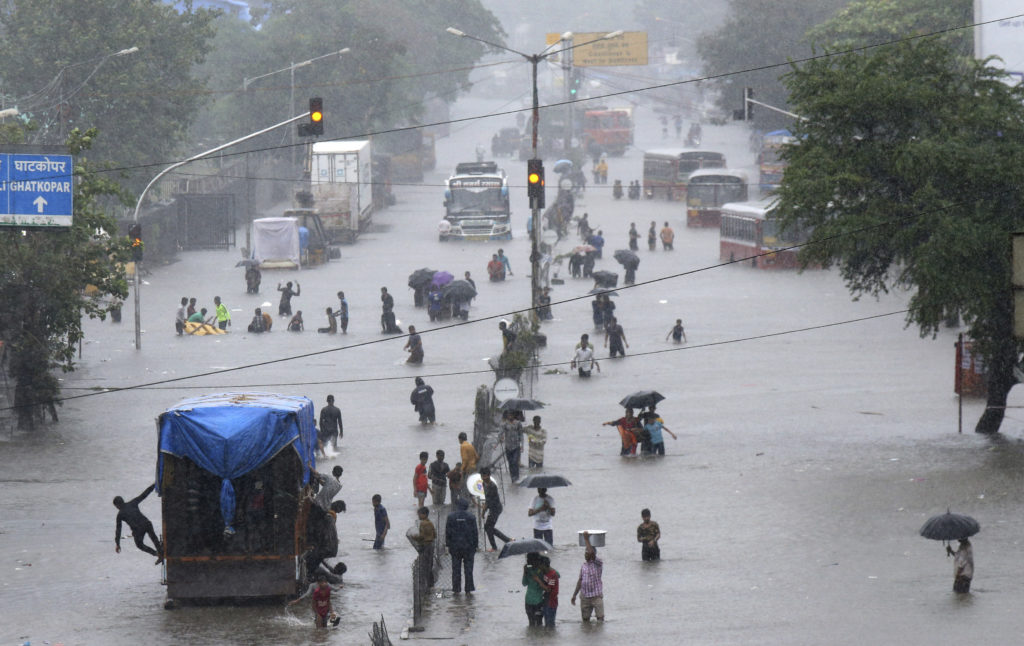 Ινδία: Πάνω από 100 νεκροί και χιλιάδες άστεγοι από καταρρακτώδεις βροχές (Photos+Video)
