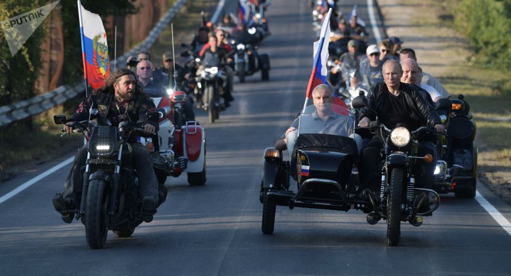 Πιλοτάροντας τη θρυλική Ural έφτασε ο Πούτιν σε έκθεση μοτοσικλέτας στην Κριμαία (Photos+Video)