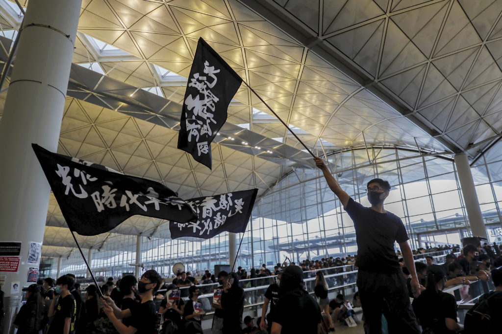 Η Κίνα βλέπει «ενδείξεις τρομοκρατίας» πίσω από τις διαδηλώσεις στο Χονγκ Κονγκ (Photos)