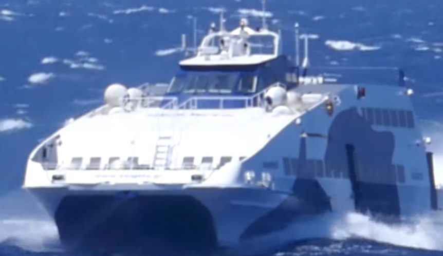 Νάξος: Η «μάχη» του Superjet με τα κύματα (Video)