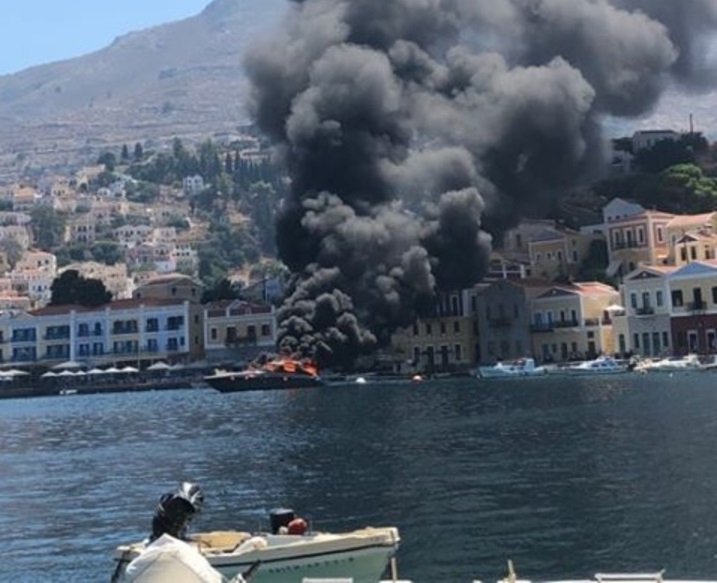 Φωτιά σε θαλαμηγό στο λιμάνι της Σύμης (Videos)