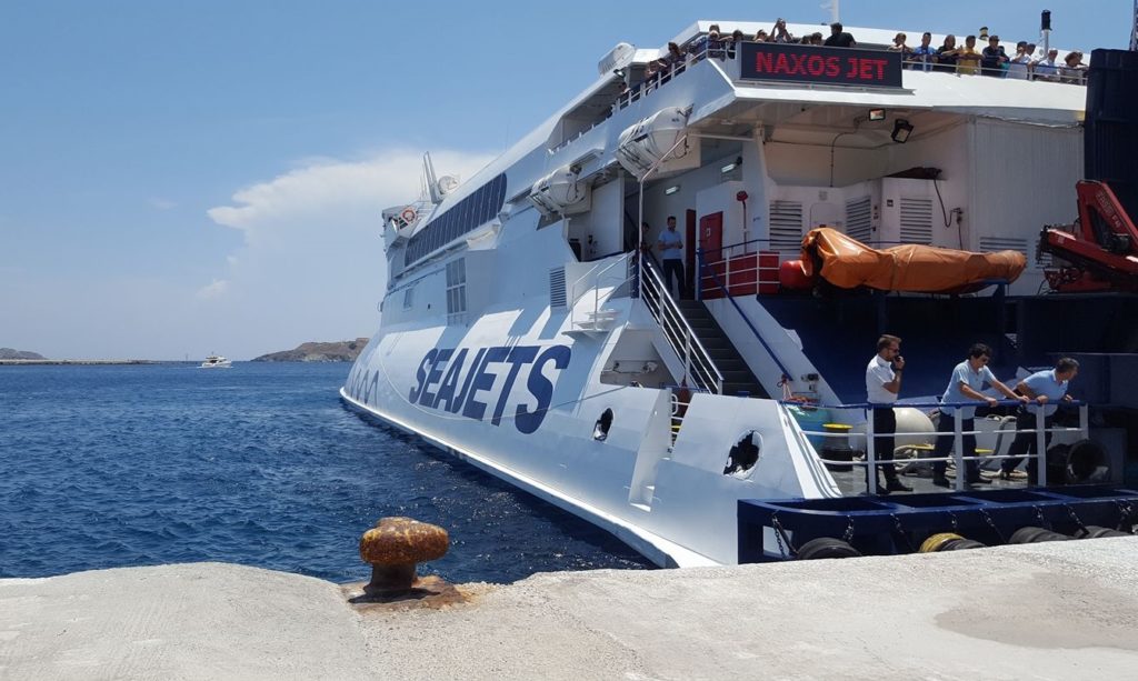 Στη Ραφήνα έμεινε το «Naxos jet» λόγω των ισχυρών ανέμων – Ταλαιπωρία για 586 επιβάτες