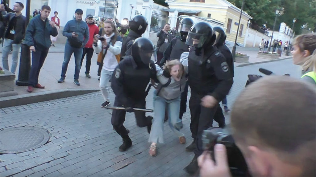 Ρωσία: Οργή για βίντεο όπου αστυνομικός γρονθοκοπεί διαδηλώτρια στο στομάχι