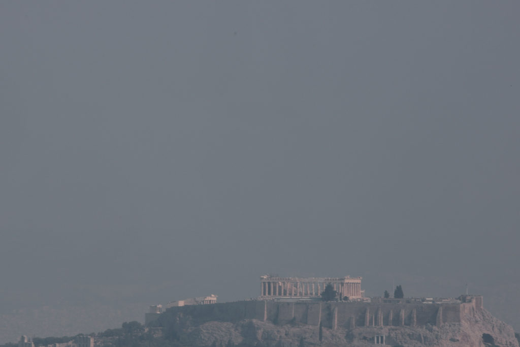 Ο καπνός έχει «πνίξει» την Αττική (Photos)