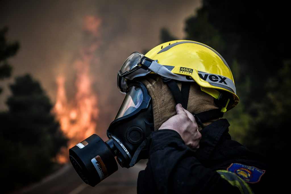 Εκτός ελέγχου η φωτιά στην Εύβοια -Εκκενώθηκαν χωριά (Photos – Video)