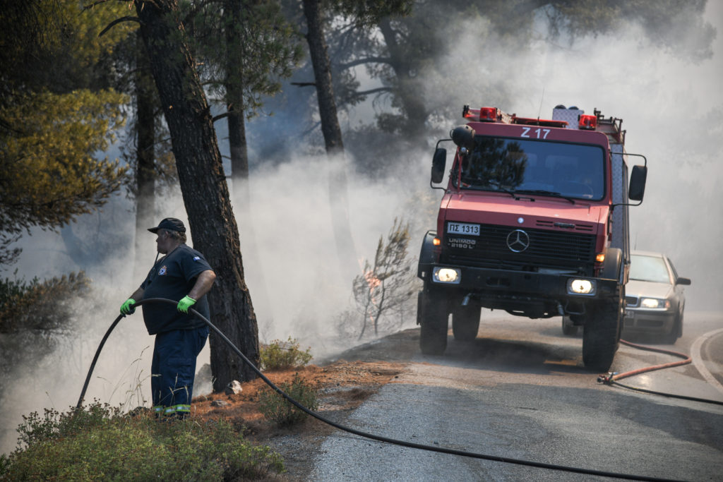 Στον Κορινθιακό κατευθύνεται ανεξέλεγκτη η φωτιά που ξέσπασε στον Πρόδρομο Βοιωτίας – Προληπτικά μέτρα σε παραλίες