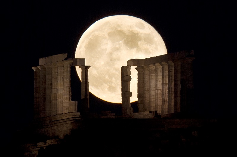 Ο Διονύσης Π. Σιμόπουλος γράφει για τη σχέση του με το φεγγάρι με αφορμή την πανσέληνο