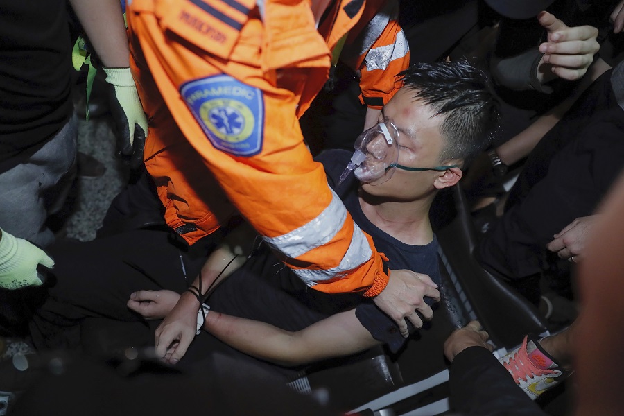 Χονγκ Κονγκ: Συγκρούσεις μεταξύ αστυνομίας και διαδηλωτών στο αεροδρόμιο