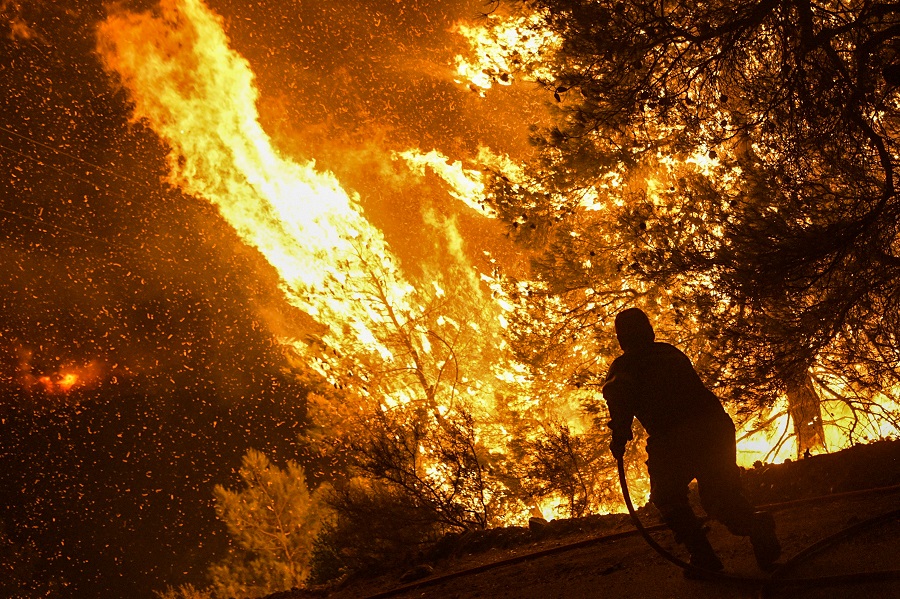 Στις φλόγες η κεντρική Εύβοια – Αναμένεται δύσκολη νύχτα (Photos – Video)
