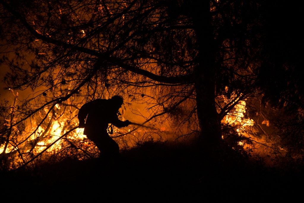 Μαίνεται η πυρκαγιά στην Εύβοια – Άρχισαν οι ρίψεις με εναέρια μέσα – «Έπεσε» ο αέρας (Photos)