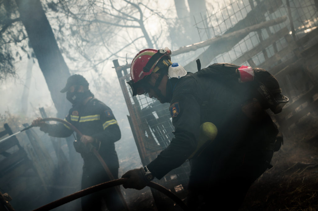 Στο ΚΑΤ με εγκαύματα εθελοντής πυροσβέστης