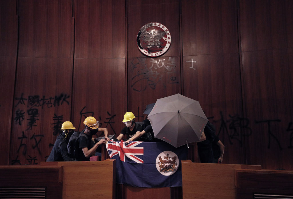 Η Κίνα δηλώνει ότι θα καταστείλει τις διαδηλώσεις στο Χονγκ Κονγκ