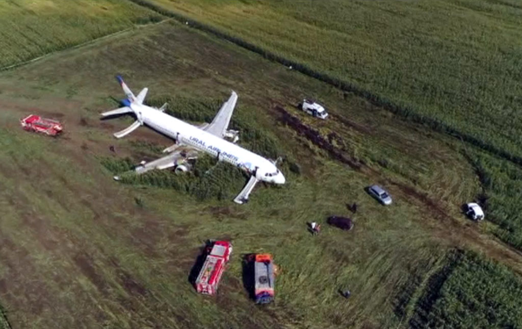Ρωσία: Βραβείο στους πιλότους του αεροσκάφους που πραγματοποίησε επιτυχή αναγκαστική προσγείωση (Video)