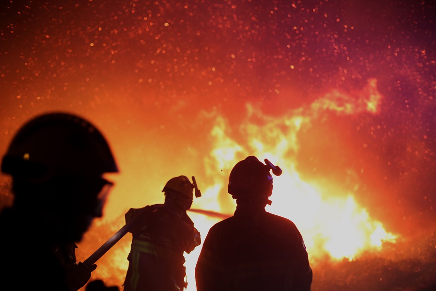 Γαλλία: 1.000 πυροσβέστες στη μάχη με τις φλόγες σε δύο πυρκαγιές